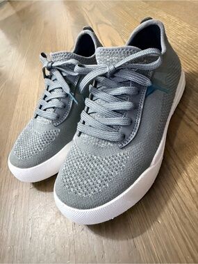 Like New Vessi Weekend Womens 5 Waterproof Shoes Sneaker Concrete Grey White